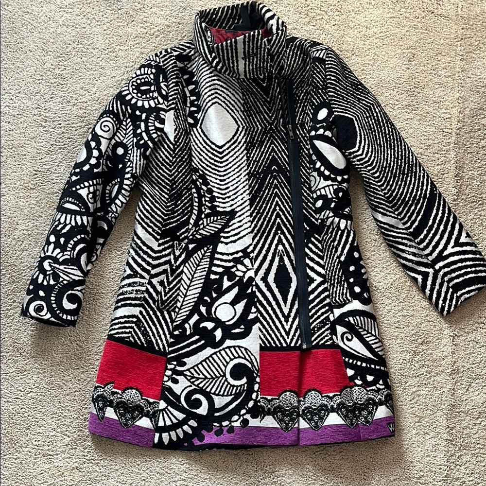 Elegant Black and White Trench Coat with Geometric Patterns